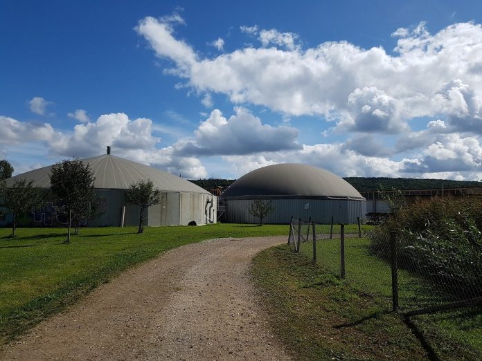 Biogasanlage-unter wolkigem Himmel