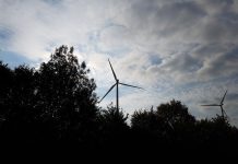 Windkraftanlage unter wolkigem Himmel