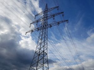 Strommast-vor-wolkigem-Himmel