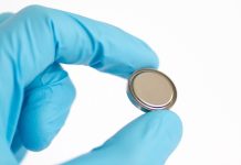 Die Forschenden stellten im Labor Aluminium-Knopfbatterien her. Das Batteriegehäuse ist aus Edelstahl, das innen mit Titannitrid beschichtet ist, um es korrosionsbeständig zu machen.